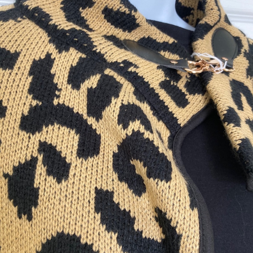 Cape with clasp closure - Picture 4 of 4